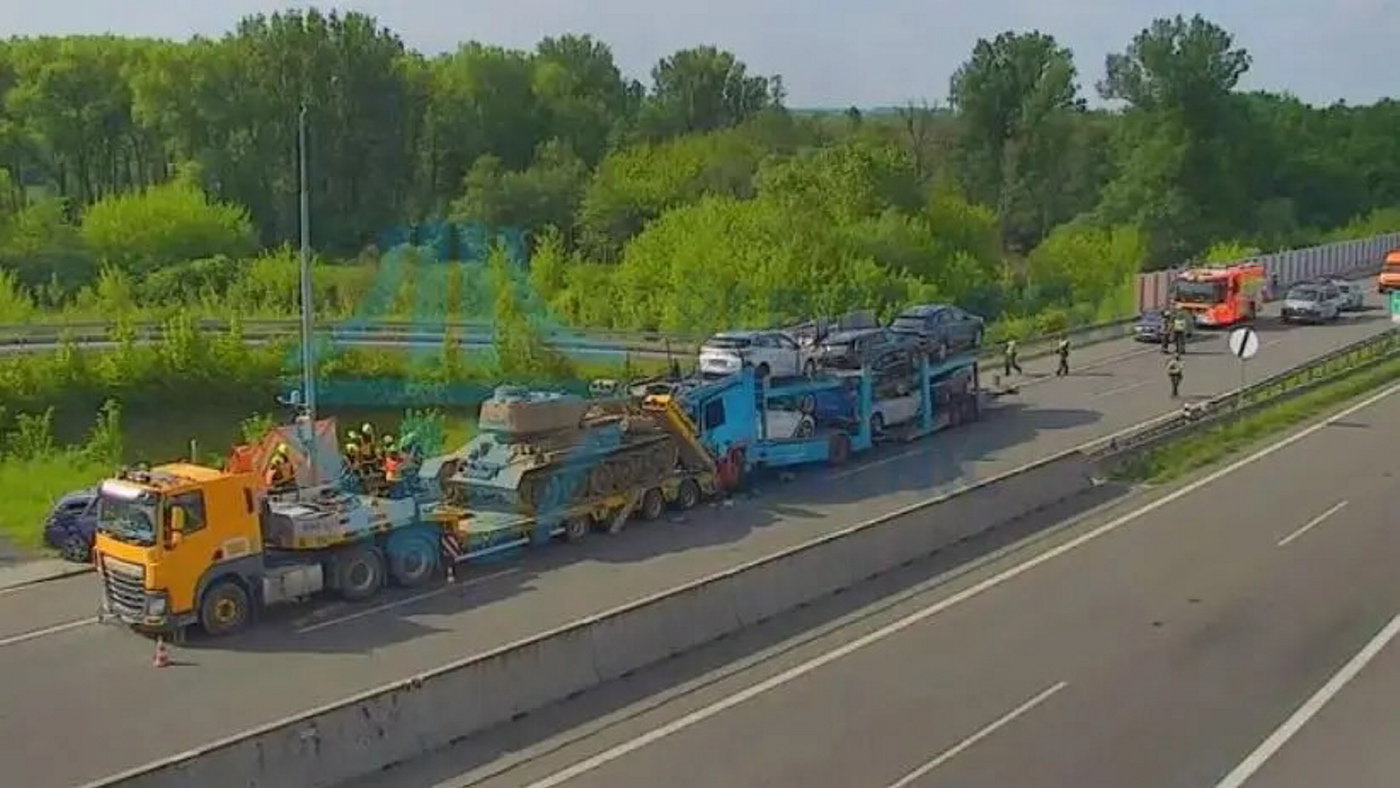 wypadek czołgu na autostradzie w czechach. film ze zdarzenia budzi przerażenie