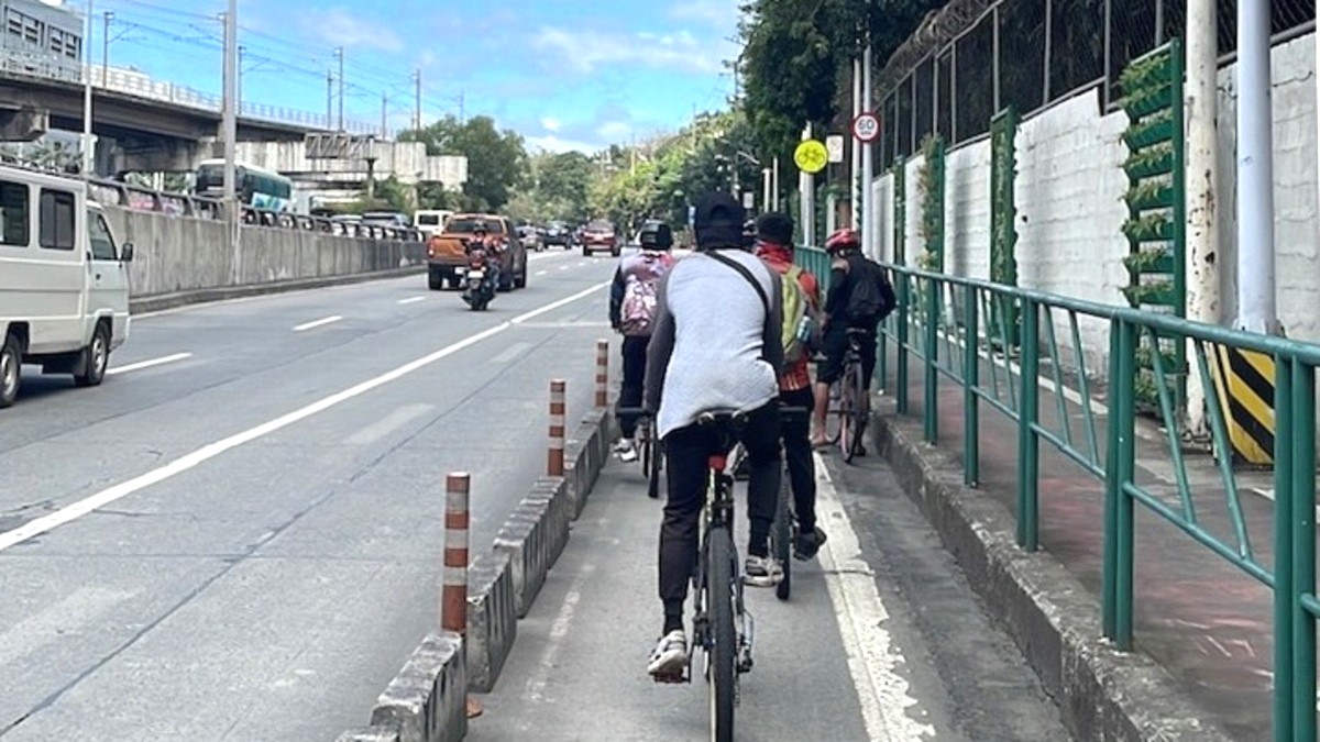 mmda mulls over replacing edsa bike lanes with motorcycle lanes