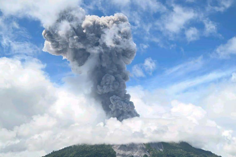 Photo diffusée par le Centre de volcanologie et d'atténuation des risques géologiques (PVMBG), le 8 mai 2024, du Mont Ibu crachant une épaisse fumée sur l'île de Halmahera, en Indonésie