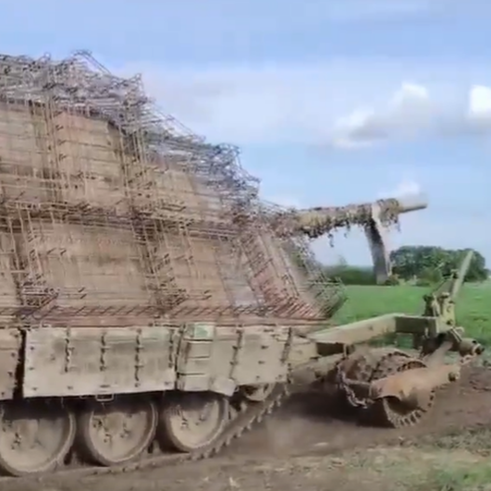 russische armee im mad-max-stil: video zeigt riesigen „schildkröten-panzer“ mit bizarrem drohnenschutz