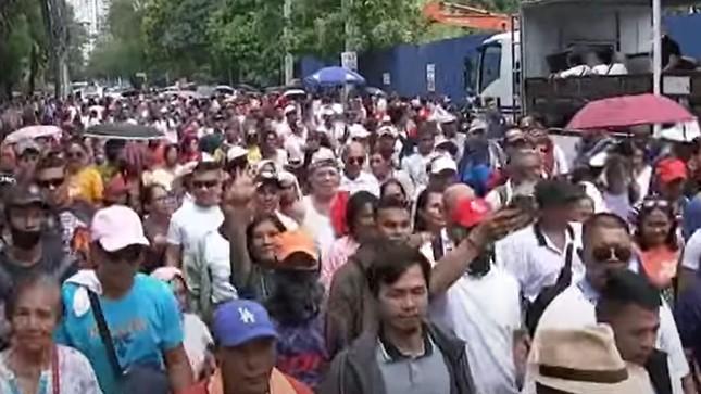 1,000 flock to bsp to claim trillions of pesos from 'gold hoard'