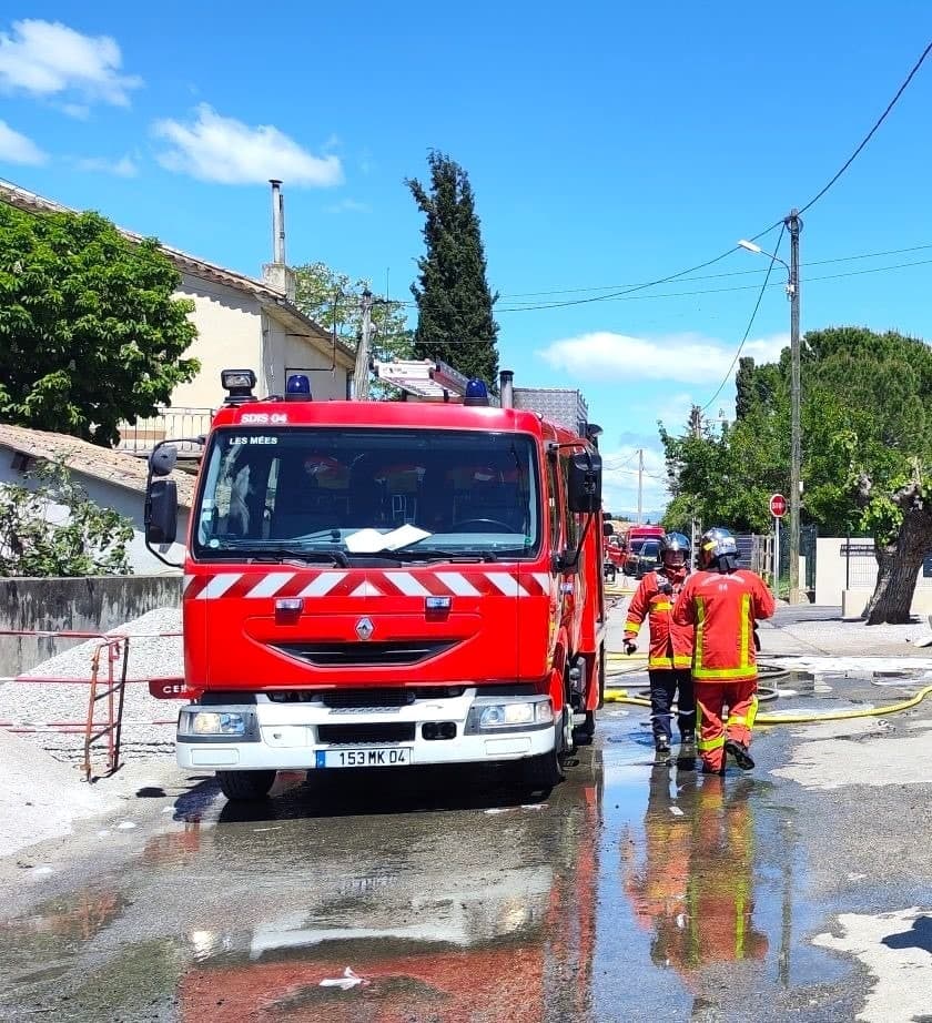 alpes-de-haute-provence: un feu de garage se déclenche aux mées, 11 personnes incommodées