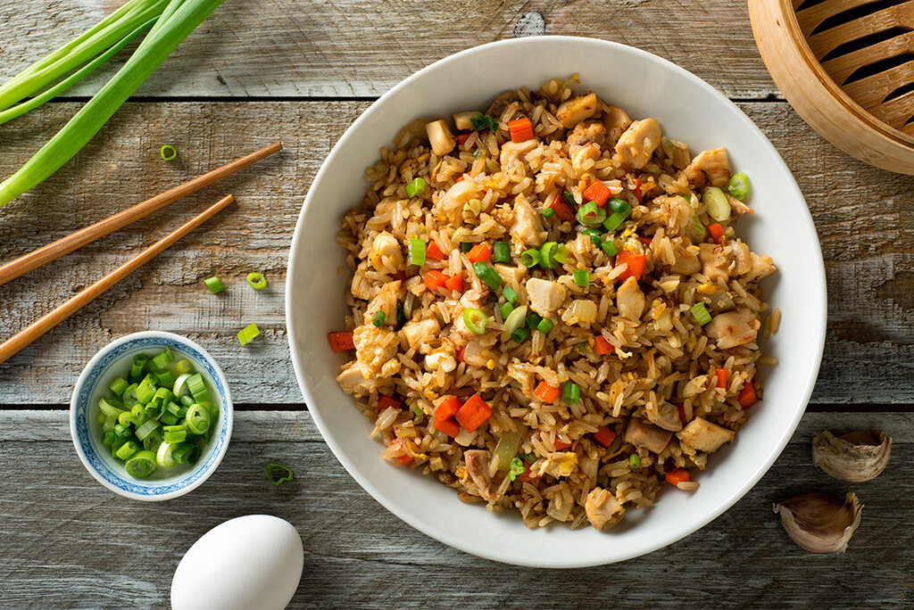 cómo hacer arroz frito con verduras, con las verduras que tienes en el refri: receta en 15 minutos y muy económica