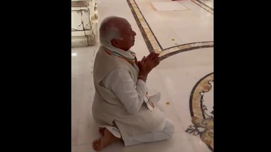 kerala guv arif mohammad khan visits ayodhya's ram temple, bows down before deity | watch video