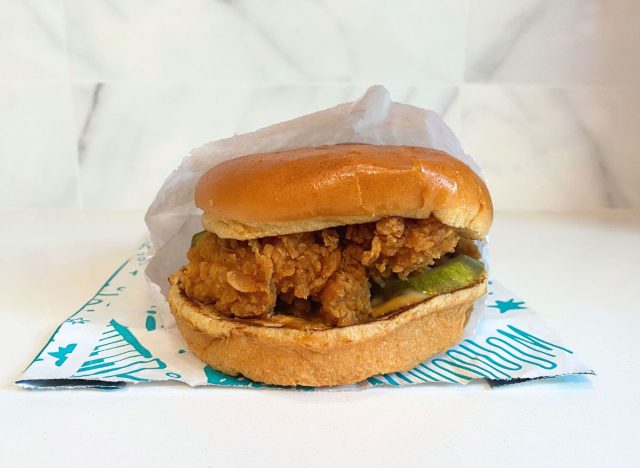 i tried popeyes’ new golden bbq chicken sandwich and it fell short on flavor