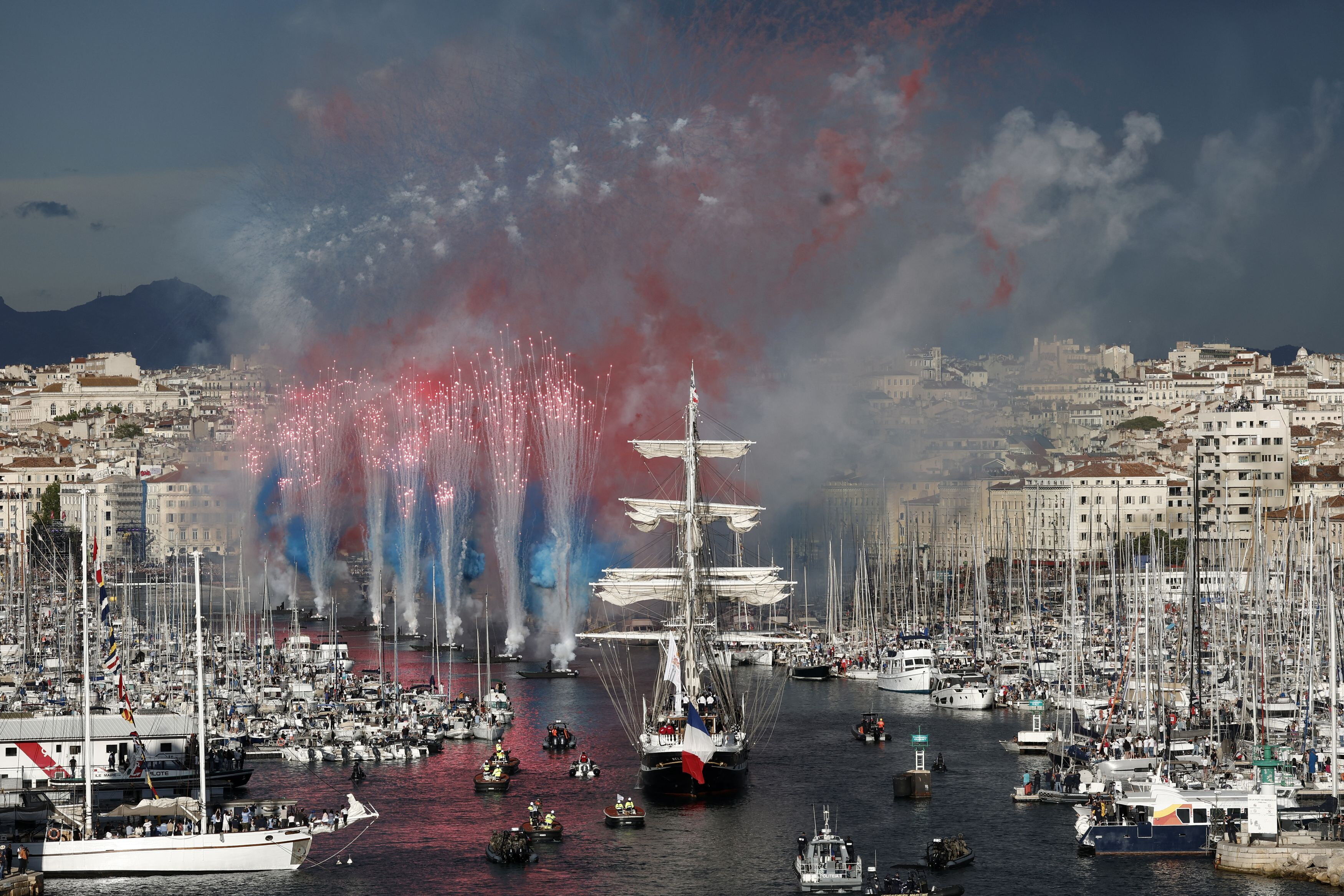 en direct - jo de paris 2024 - brandie par florent manaudou, la flamme olympique débarque à marseille dans un déluge de confettis