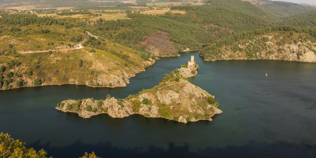 bon plan : ce château surplombant un lac d’auvergne se visite gratuitement