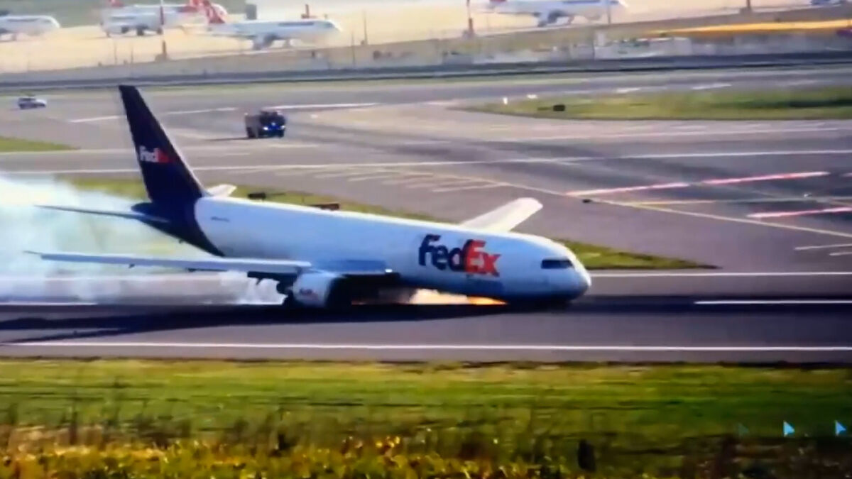 vidéo. istanbul : un boeing 767 se pose en urgence sur le ventre après une panne du train d’atterrissage