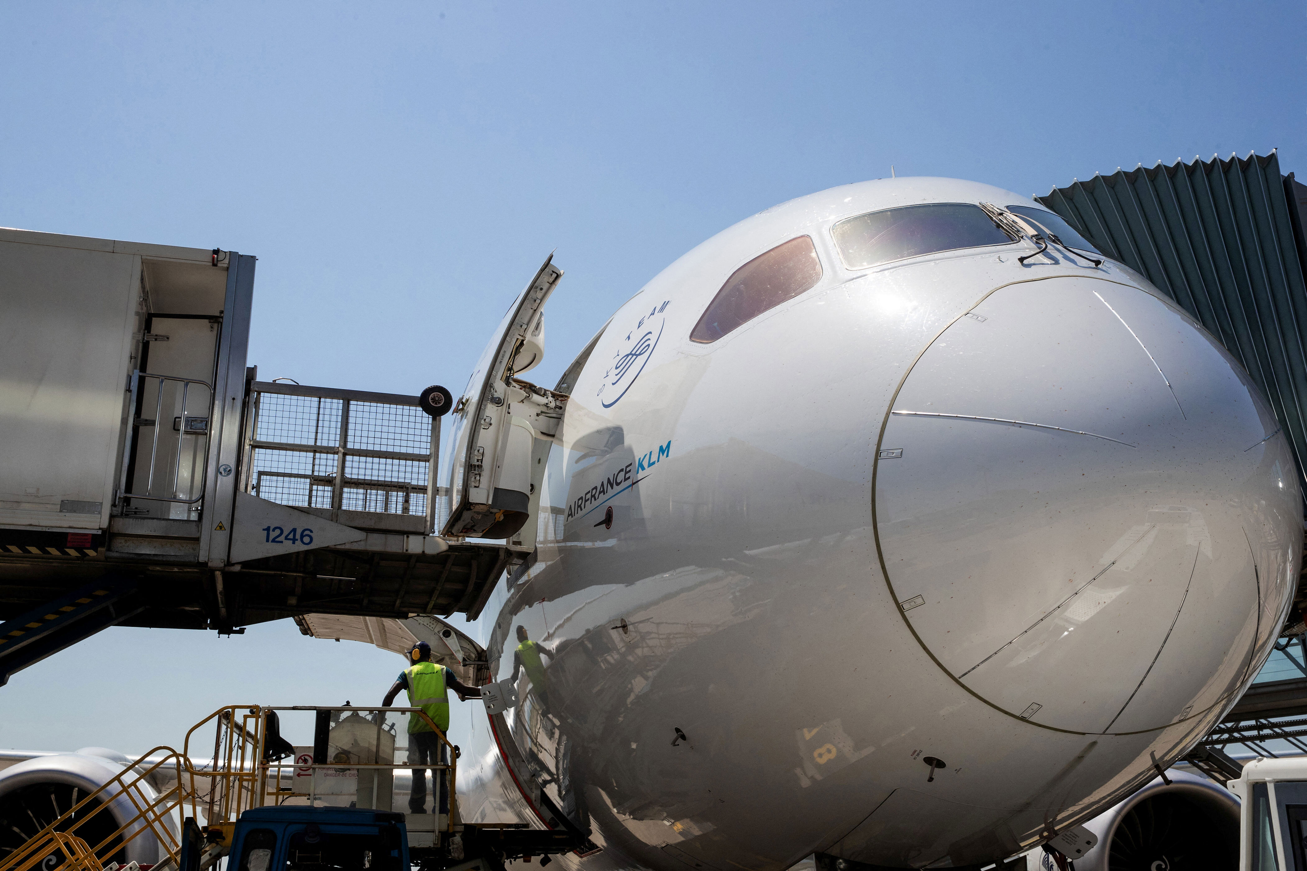 un boeing 787 d’air france se pose en urgence à cause d’une «odeur de chaud ressentie en cabine»