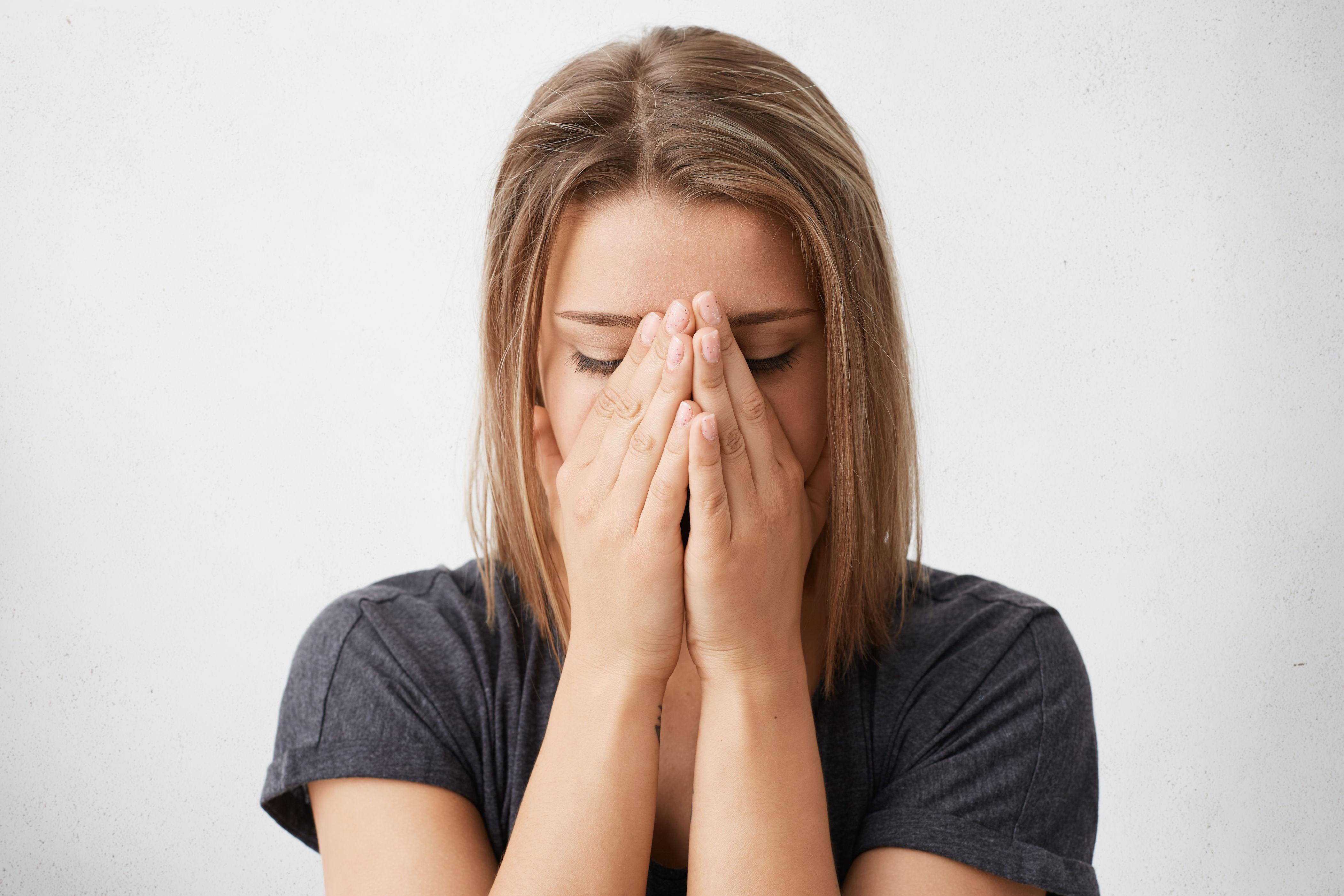 dificuldade de chorar? veja 4 possíveis causas explicadas pela ciência