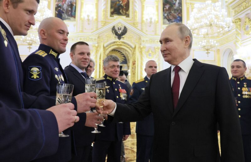 rusland is zo hard op zoek naar nieuwe rekruten dat salarissen in het leger hoger zijn dan in de olie- en gassector