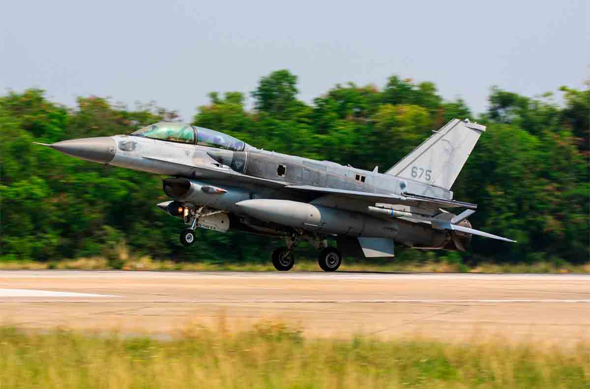 un avion de chasse f-16 s’écrase à la base aérienne de tengah à singapour