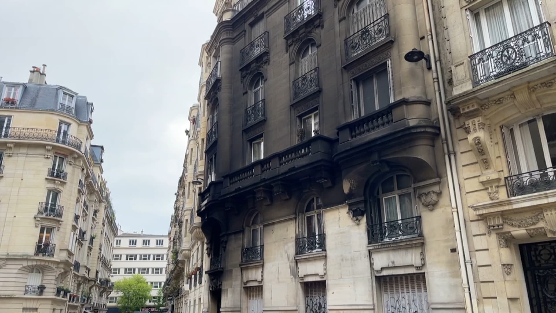 paris: un homme interpellé pour l'incendie d'une vingtaine de véhicules dans le 16e arrondissement