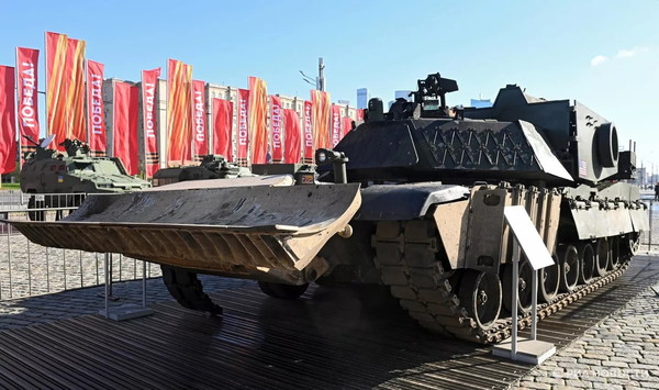 ロシアで「見世物」にされる期待の西側戦車 なぜ？ ドローンの猛威に顕在化するウクライナの“呪縛”