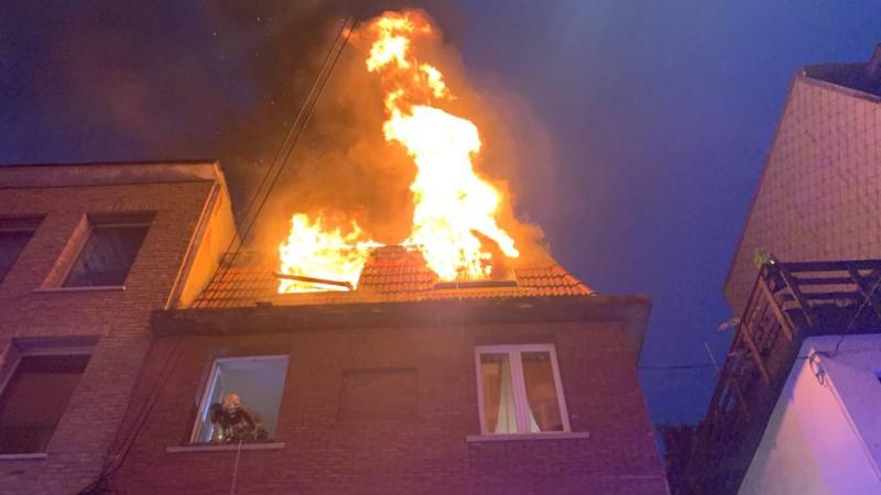 bruxelles : un incendie ravage une maison, les habitants évacués (photos)
