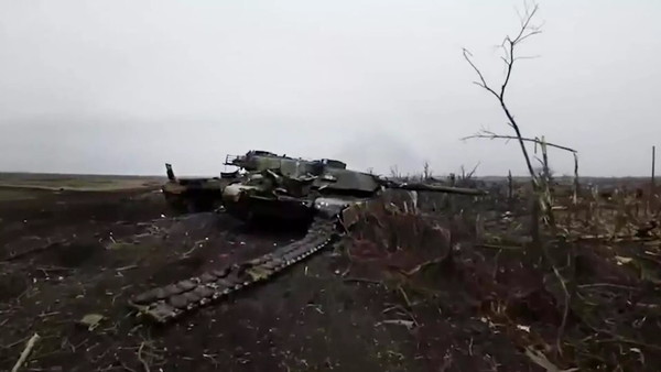 ロシアで「見世物」にされる期待の西側戦車 なぜ？ ドローンの猛威に顕在化するウクライナの“呪縛”