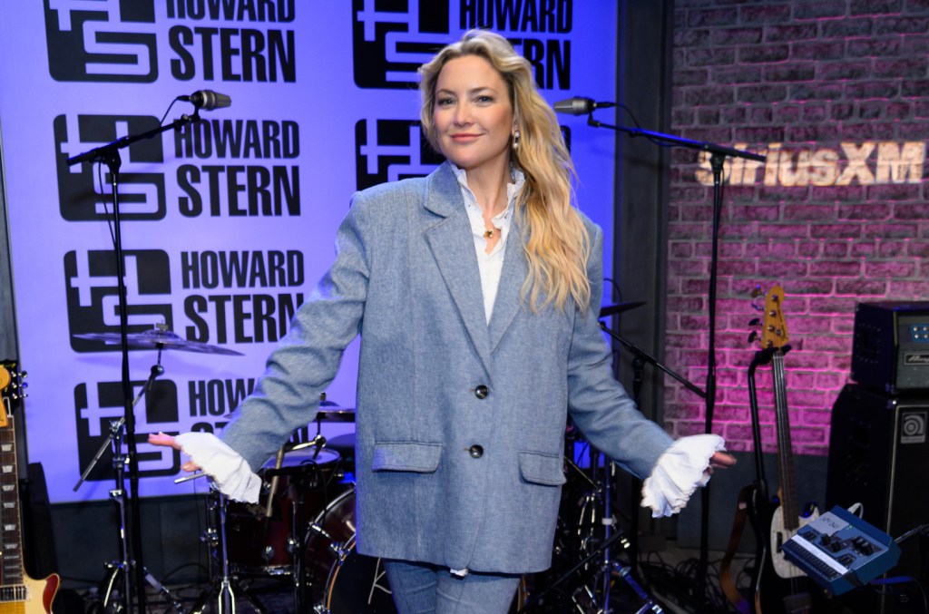 kate hudson performs ‘gonna find out' & classic 80s cover on ‘the howard stern show'