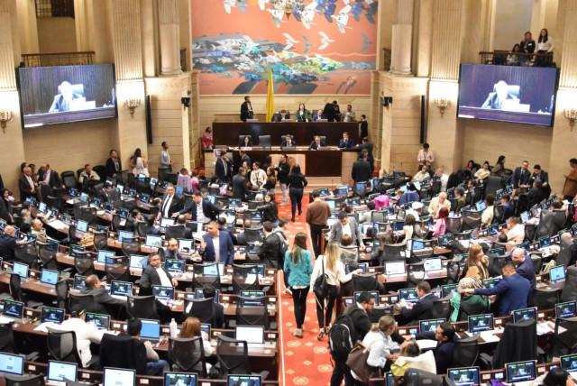 plenaria de la cámara aprobó aplazar discusión de proyectos gubernamentales este miércoles como respuesta a escándalos de corrupción en el gobierno