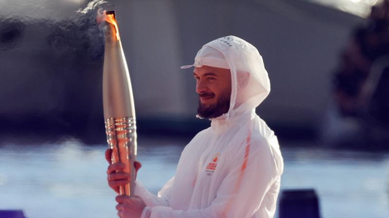 « la honte » : jul porte la flamme olympique, les internautes réagissent
