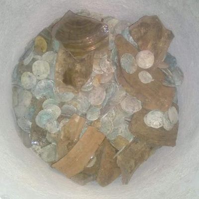 english family finds more than a thousand 17th-century coins during home renovation