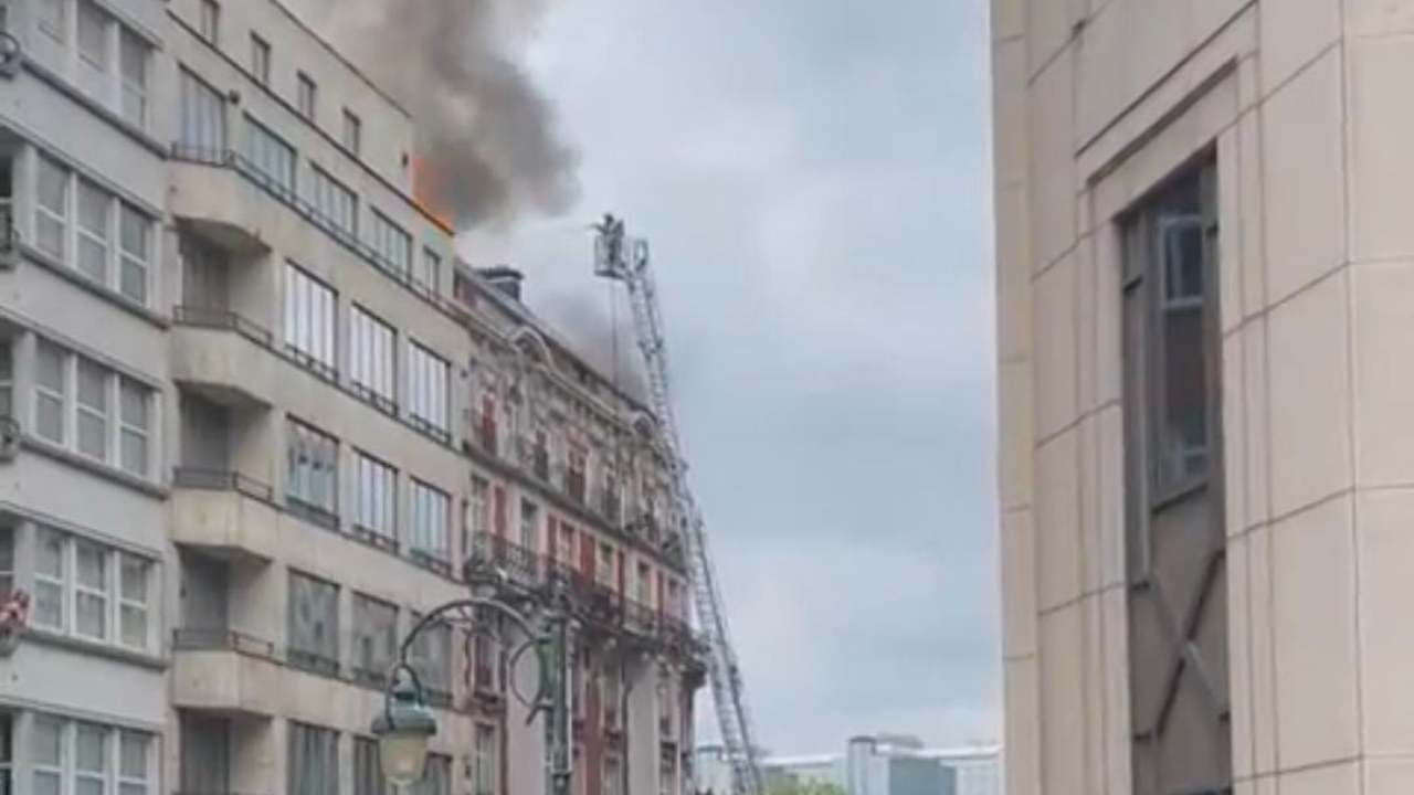 explosion in brussels? locals spot fire at european quarters
