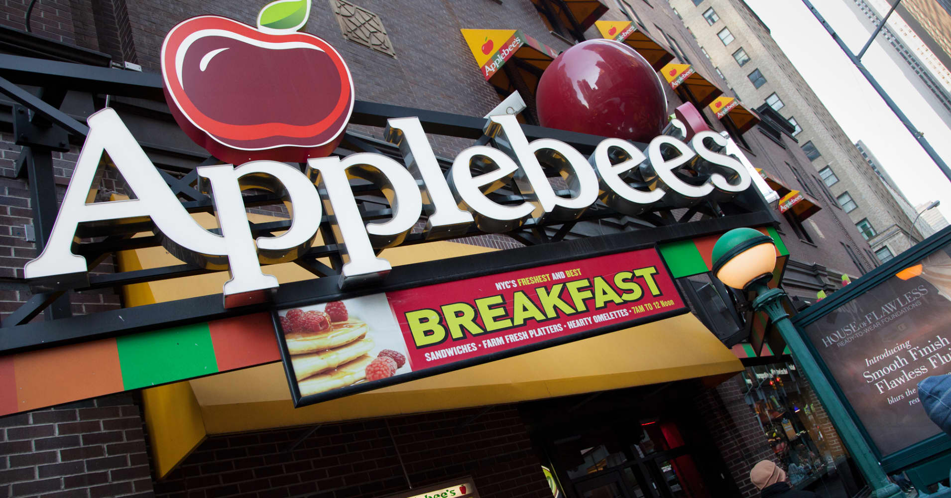 applebee's owner dine brands wants to steal fast-food customers with its deals