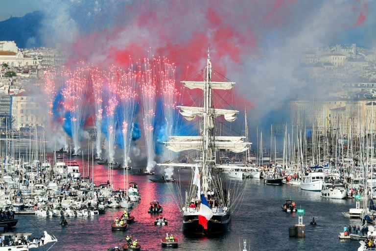 la llama olímpica ya alumbra francia tras llegar al puerto de marsella