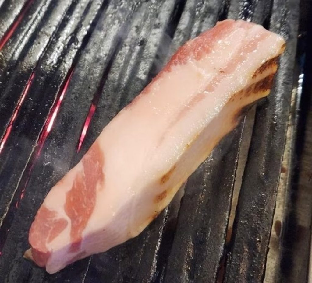 「これは鉄板の油引き用？」「犬も食べないビジュアル」…韓国で拡散する「脂身豚バラ焼肉」