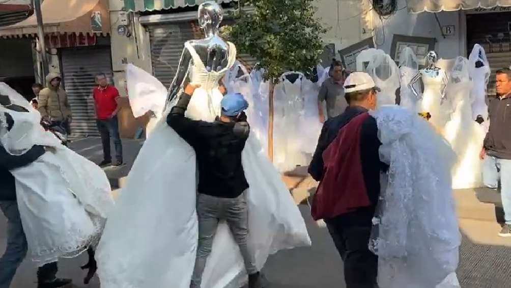 ¿los regalan? vestidos de novia acaban en banquetas del centro histórico