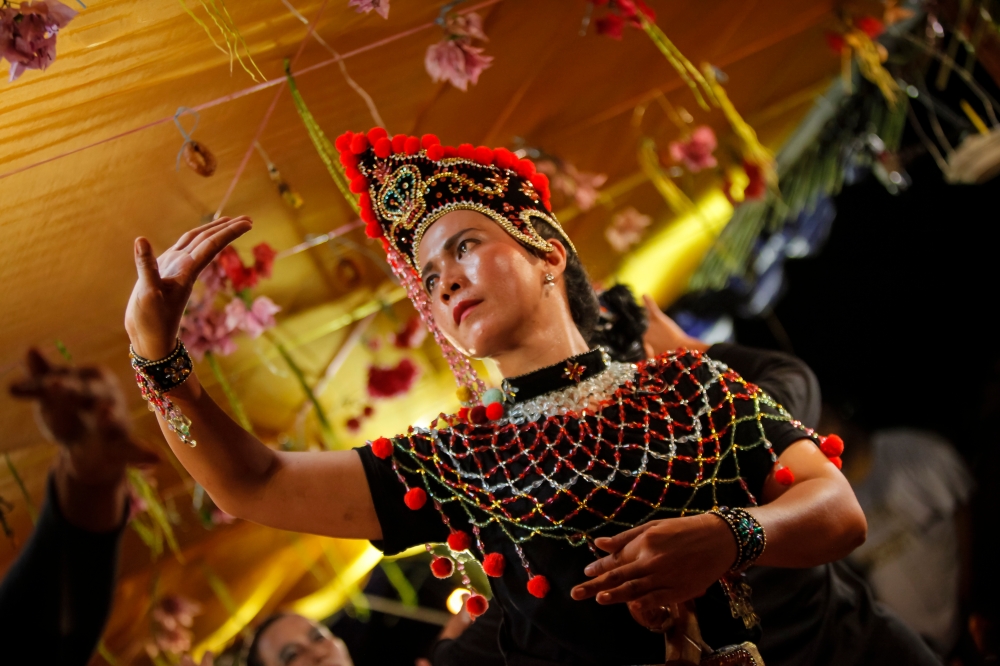 esplanade singapore to host malaysia’s renowned mak yong group for malay festival of arts
