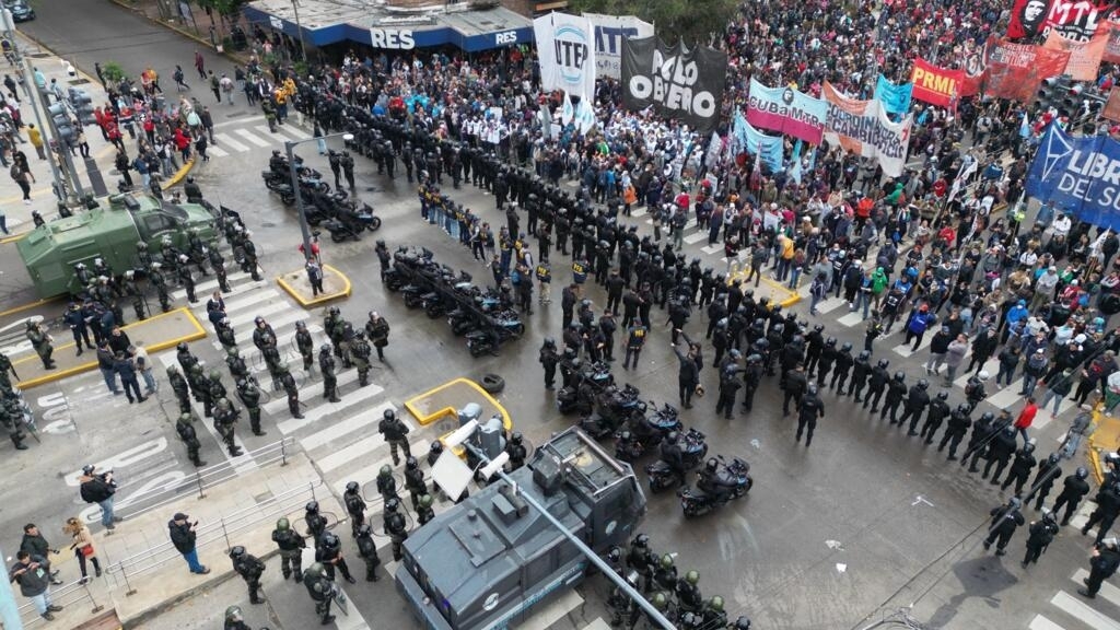 l'argentine paralysée par une seconde grève générale contre le programme d'austérité de javier milei