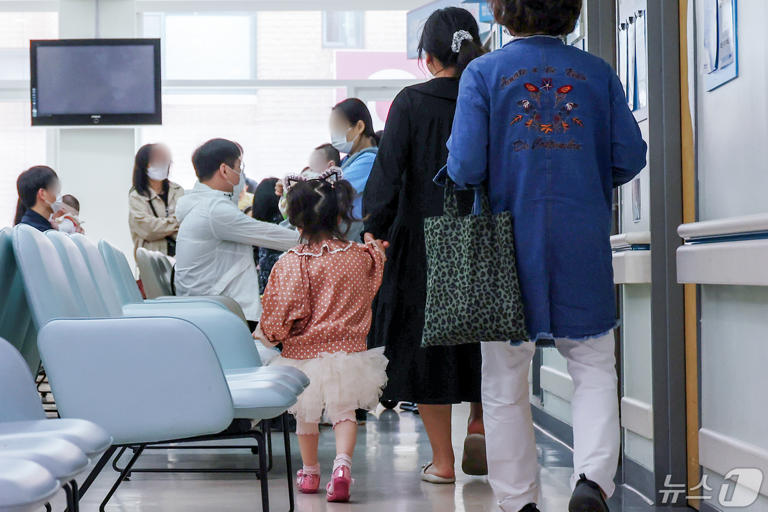 서울의 한 대학병원 소아청소년과에서 어린이 환자와 보호자들이 진료를 기다리고 있다. 2024.5.9/뉴스1 ⓒ News1 민경석 기자