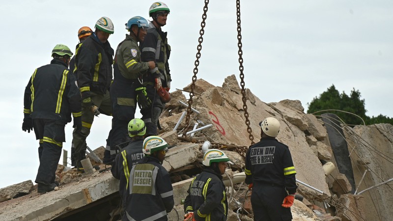 george building collapse: number of people unaccounted for rises to 44, deaths now at 8