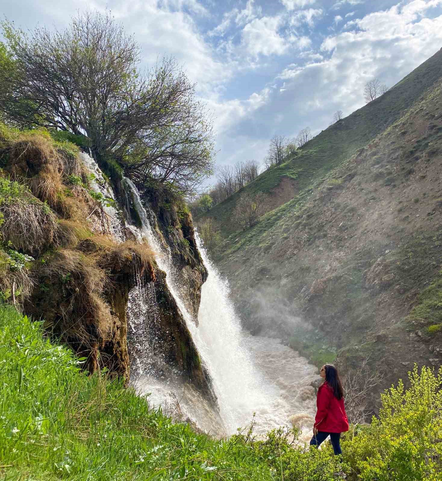 erzincan’da konarlı şelalesi doğal güzelliğiyle ziyaretçilerini bekliyor