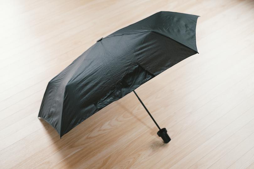 「びしょ濡れのままカバンにしまえる傘」にしたら、傘にまつわるストレスがまとめて解消。もうコレ以外使えなくなった