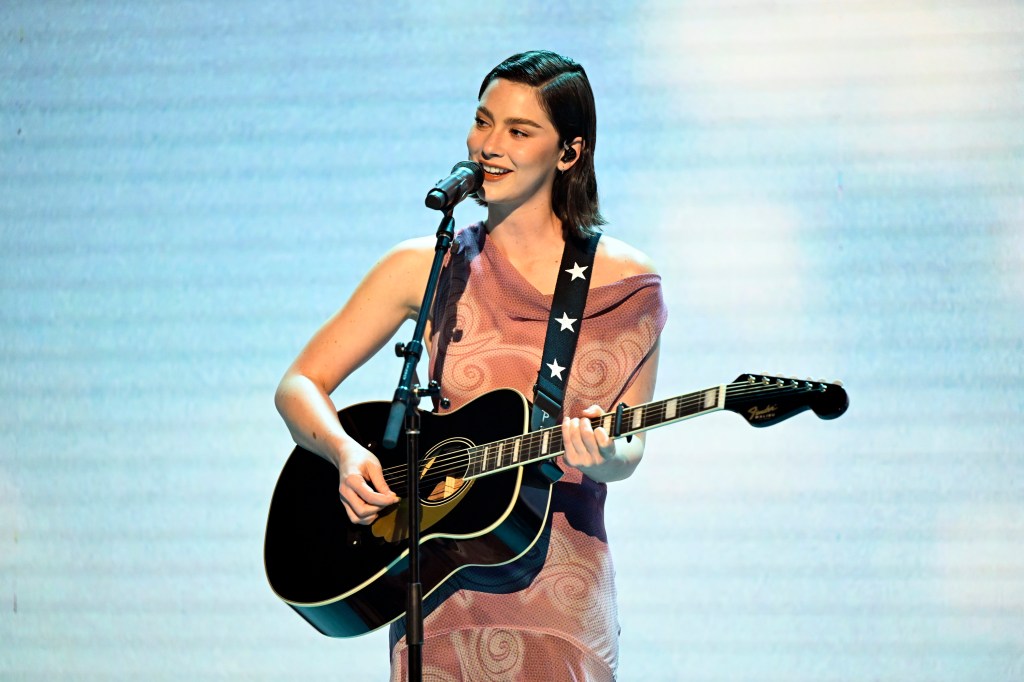 watch gracie abrams perform courageous single ‘risk' on ‘fallon'