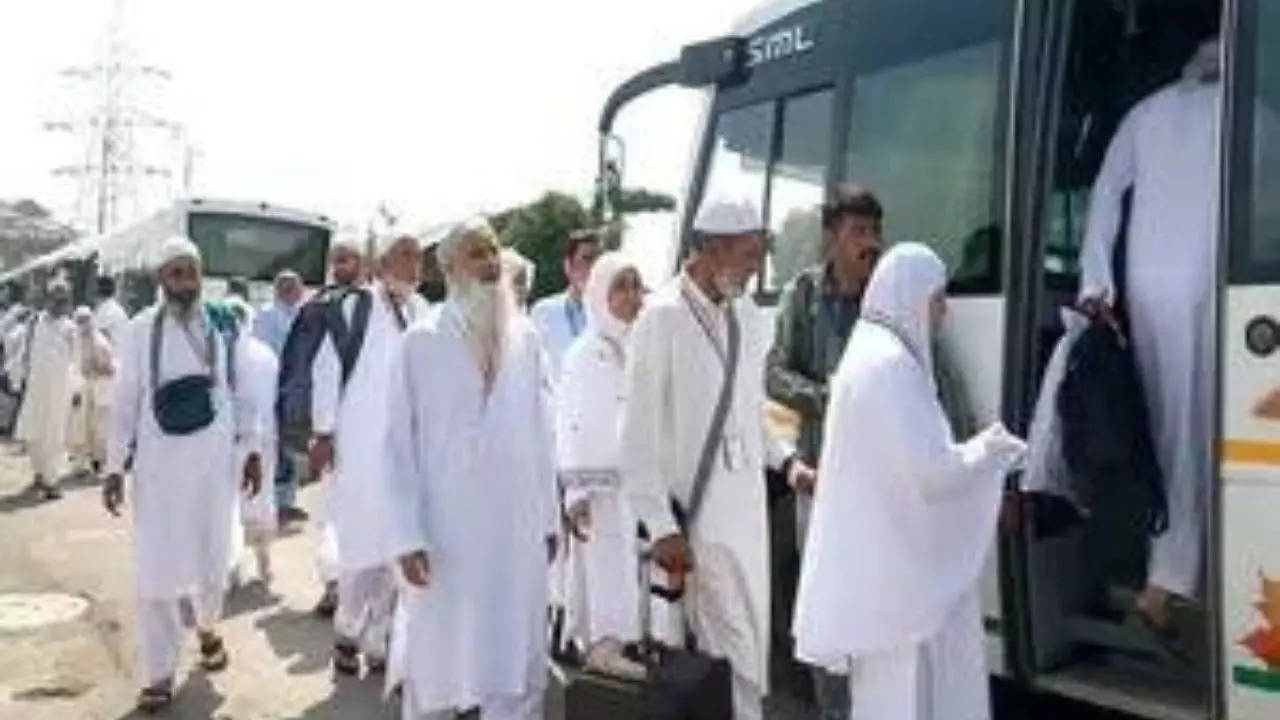 first batch of haj pilgrims from srinagar depart for saudi arabia