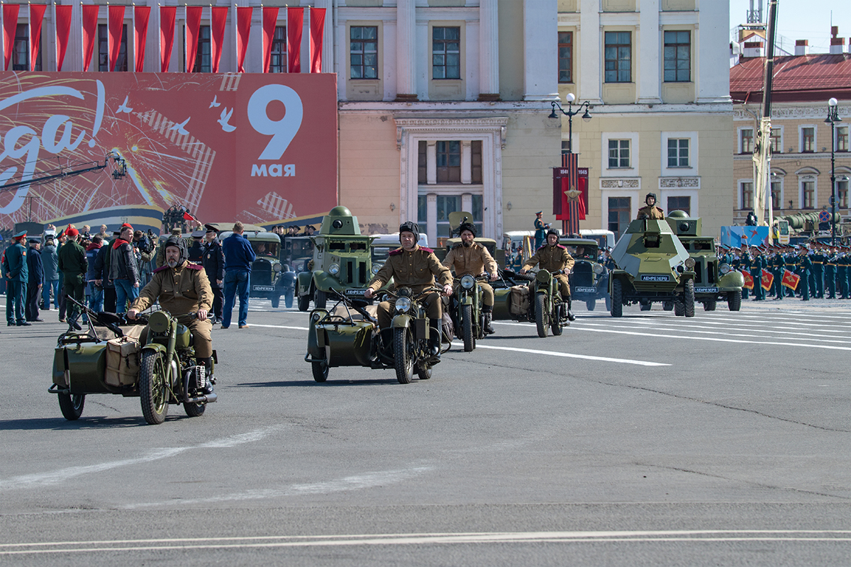 車両不足のロシア軍、新たな代替手段はオートバイ 無防備すぎて犠牲者続出