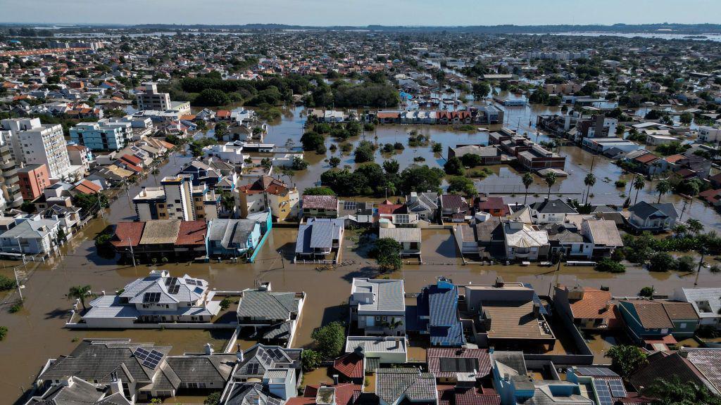 'já chorei muito': moradores de porto alegre lotam abrigo enquanto chuva volta a cair no rio grande do sul
