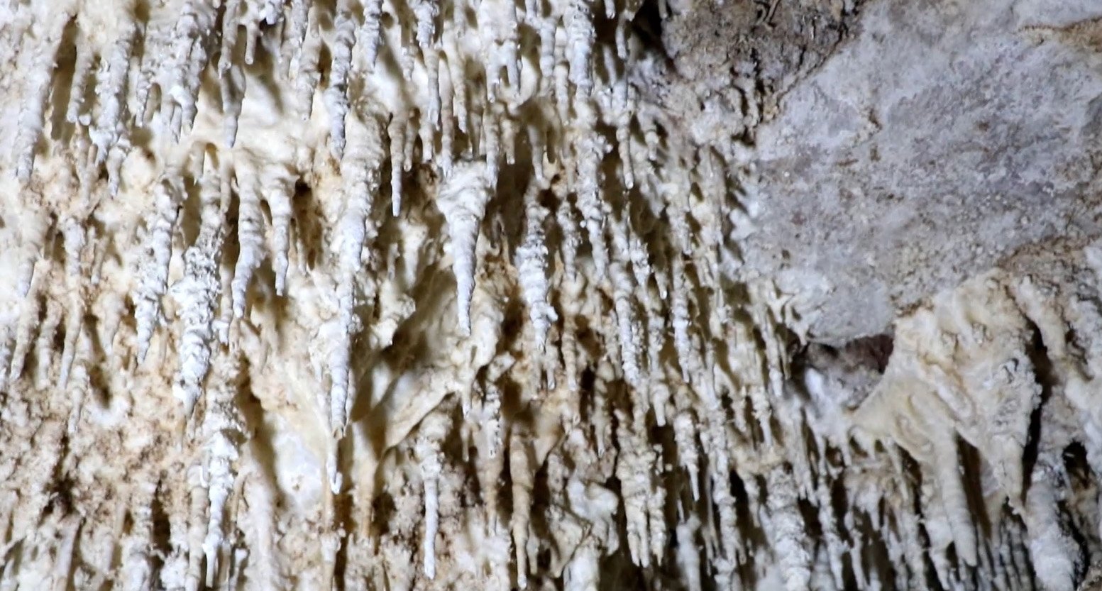 ค้นพบถ้ำใหม่ ต้องมุดเข้าไป แต่ข้างในเป็นโถงใหญ่ หินงอกหินย้อยสะท้อนแสงเหมือนคริสตัล