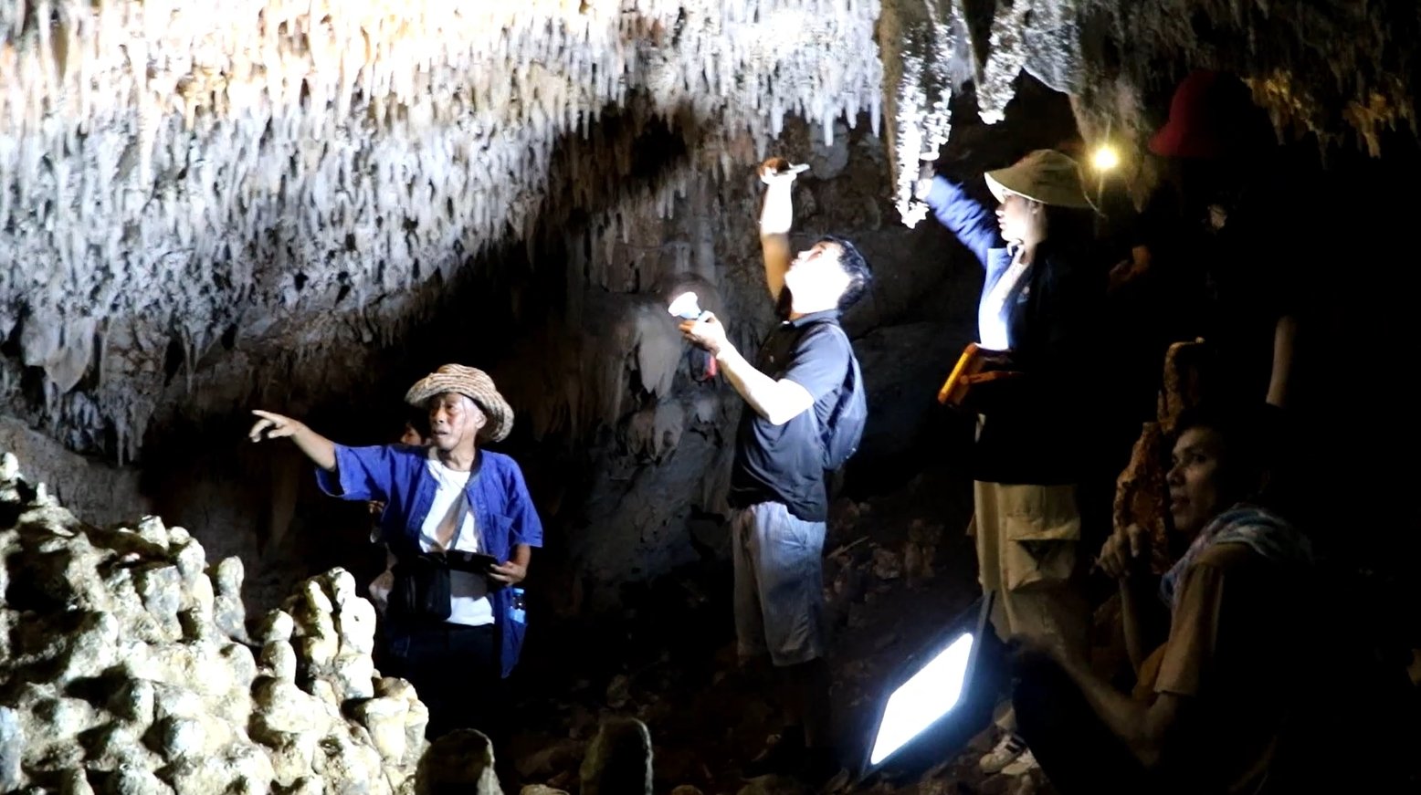 ค้นพบถ้ำใหม่ ต้องมุดเข้าไป แต่ข้างในเป็นโถงใหญ่ หินงอกหินย้อยสะท้อนแสงเหมือนคริสตัล