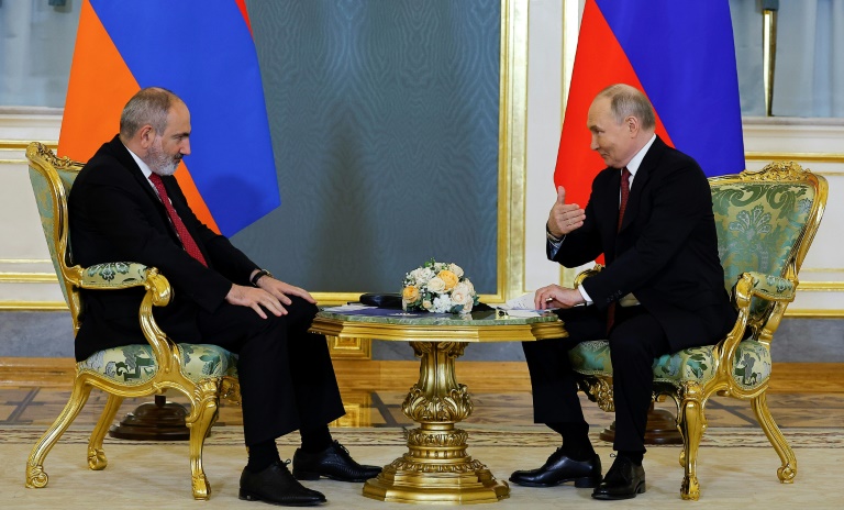nach spannungen: russlands präsident putin spricht mit armeniens regierungschef