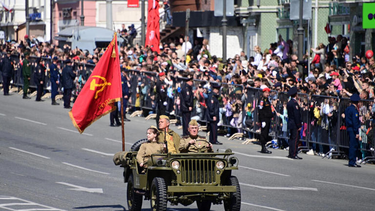 Des participants portant des uniformes historiques à bord d'un véhicule datant de la Seconde Guerre mondiale lors d'un défilé militaire marquant le 78ᵉ anniversaire de la victoire soviétique sur l'Allemagne nazie pendant la Seconde Guerre mondiale. Vladivostok, Russie, le 9 mai 2023. Photo d'illustration.