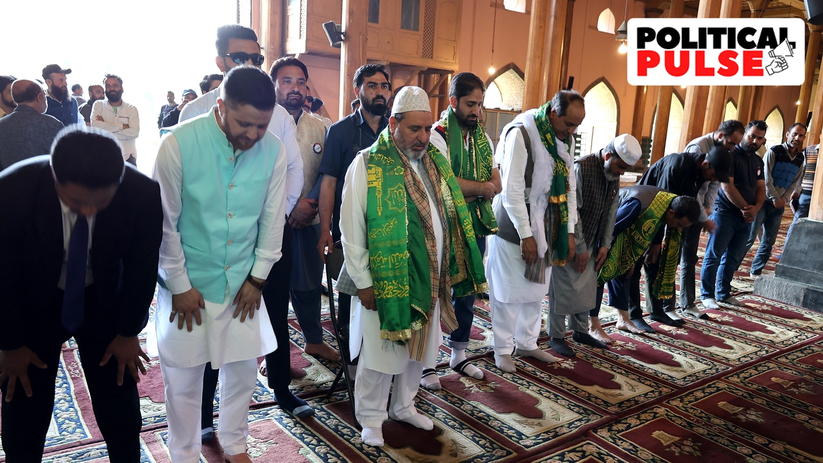 android, srinagar polls near, an unusual visitor makes an unusual visit to jamia masjid