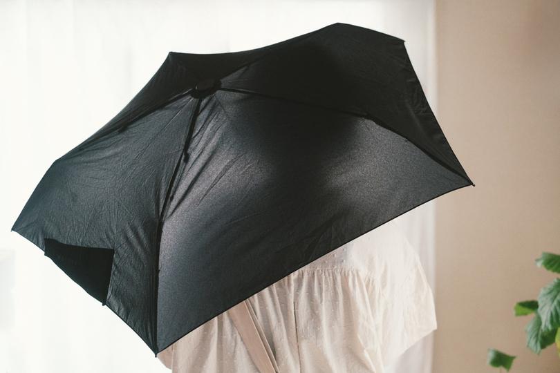 「びしょ濡れのままカバンにしまえる傘」にしたら、傘にまつわるストレスがまとめて解消。もうコレ以外使えなくなった