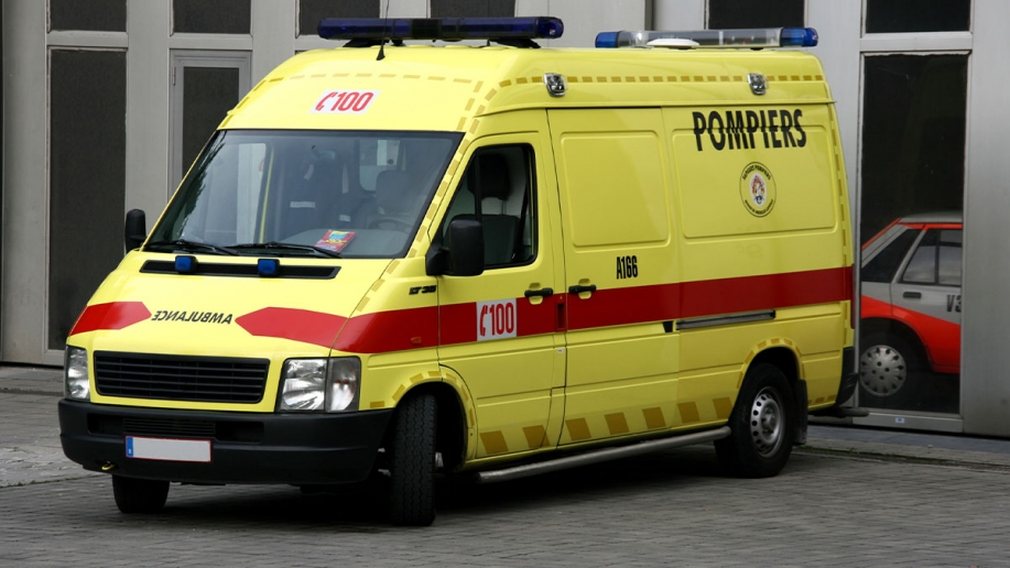 un ressortissant néerlandais de 65 ans décède dans un accident à raeren: trois véhicules sont impliqués dans le carambolage