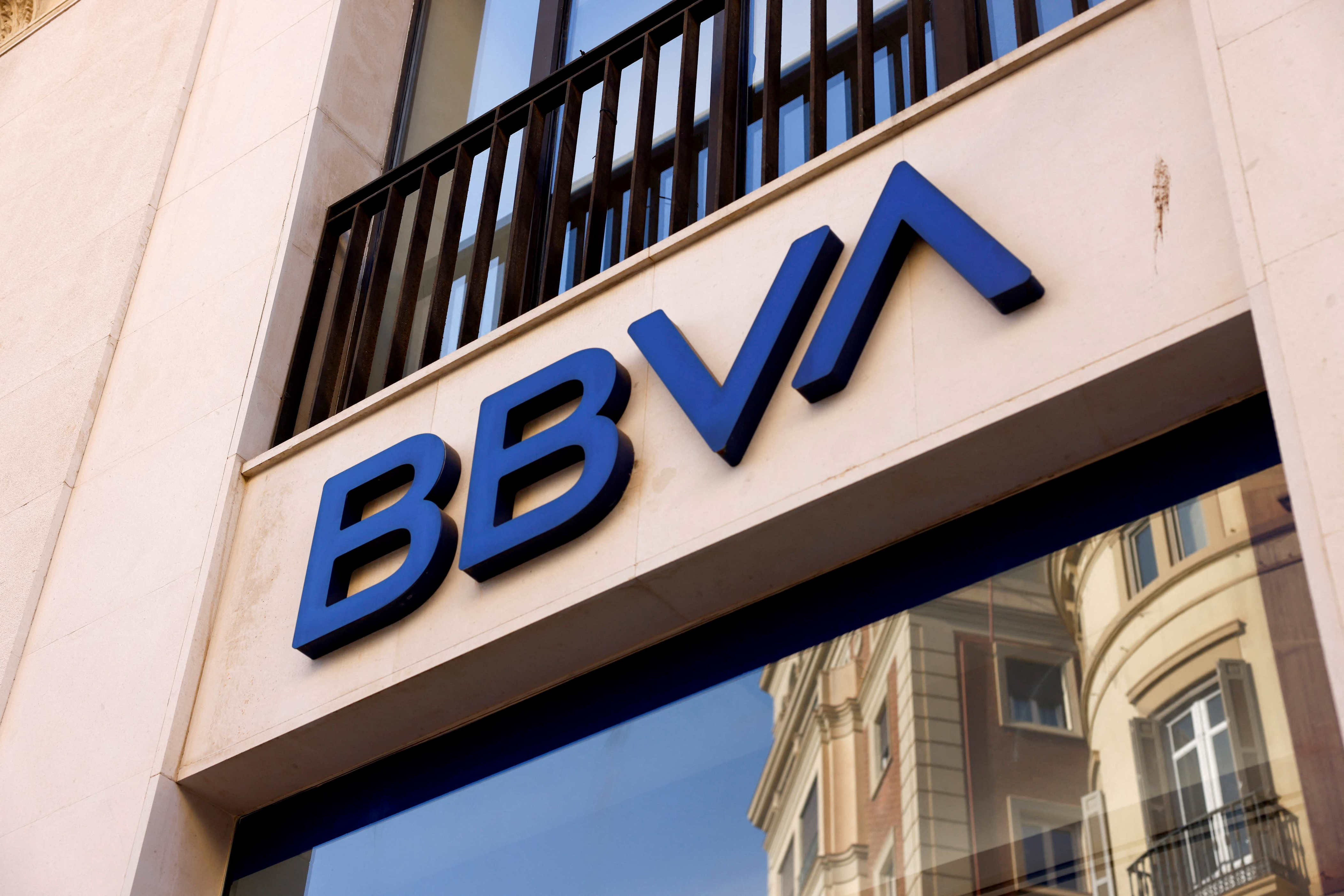 banques : bbva sort l’artillerie lourde et lance une opa hostile sur sabadell, le gouvernement espagnol voit rouge