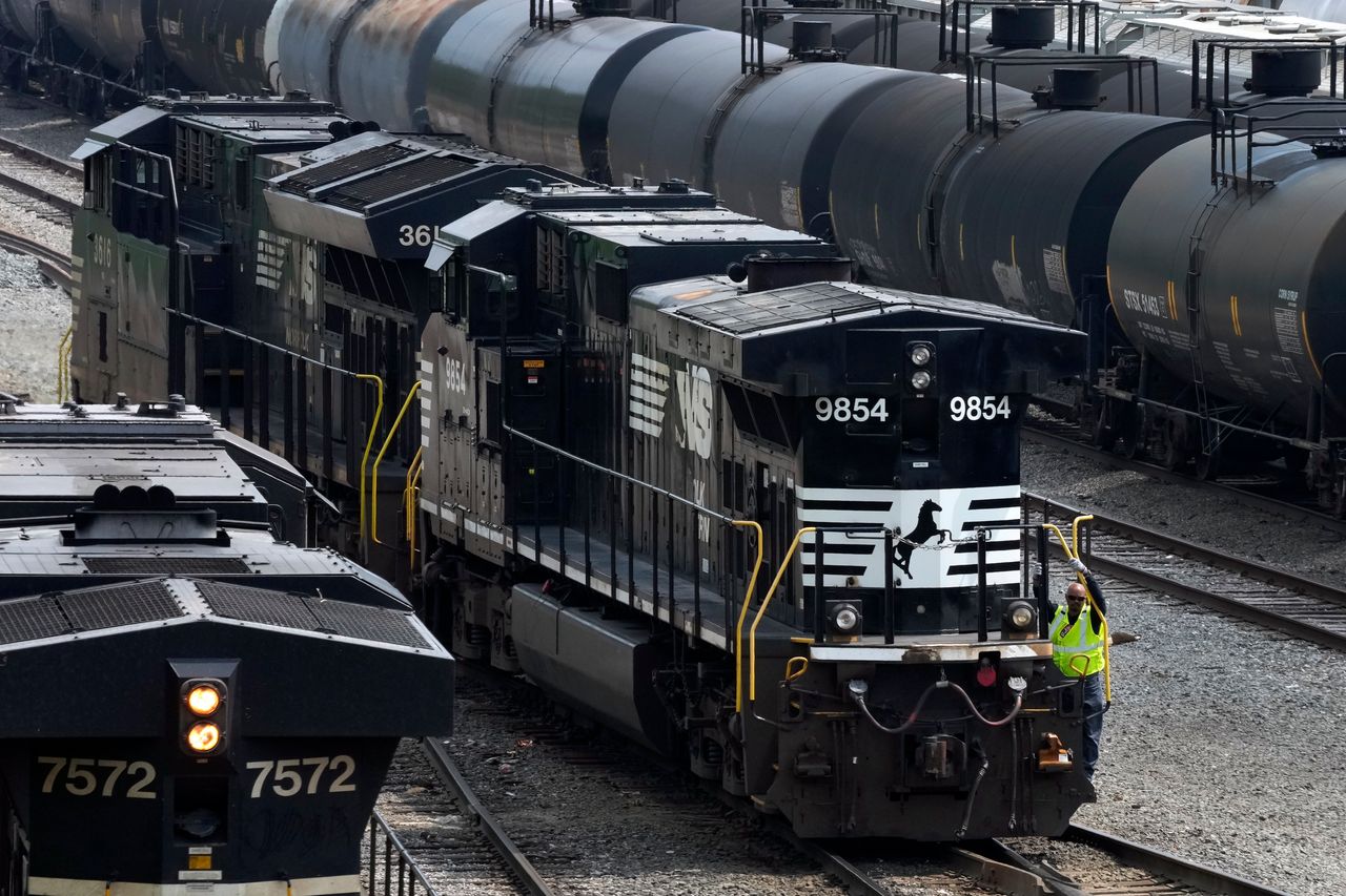 norfolk southern shareholders vote thursday to keep or fire ceo