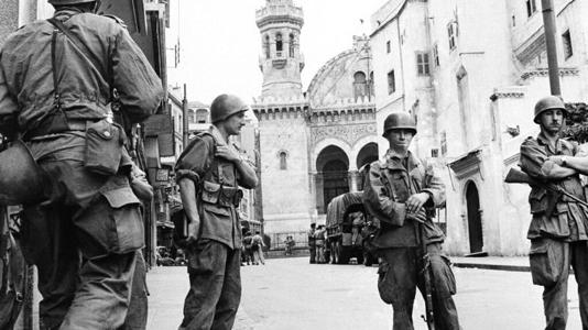 Photo d'archive du 27 mai 1956 : les troupes françaises bouclent la célèbre casbah d'Alger, un quartier arabe animé vieux de 400 ans