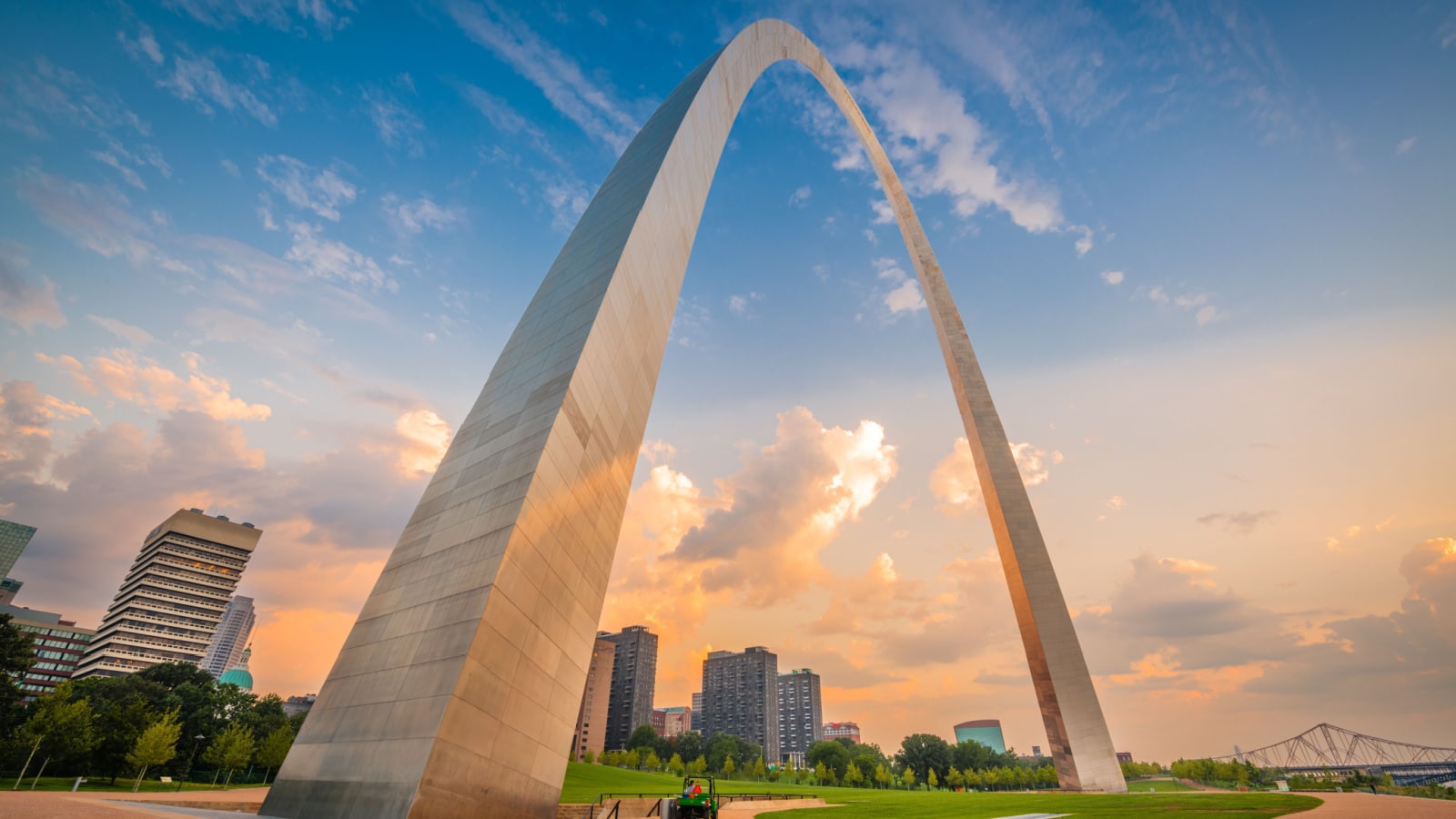 <p>In St. Louis, the Gateway Arch is a must-visit for its iconic status and panoramic views of the city and the Mississippi River. It’s a symbol of westward expansion.</p>